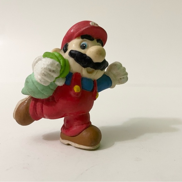 Vintage 1989 Super Mario Holding Turnip Figure Applause Nintendo - Picture 1 of 10